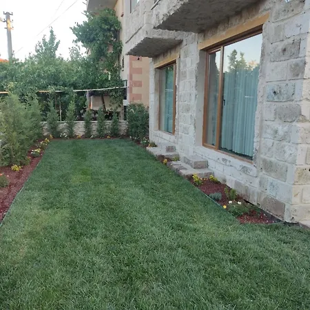 Fiesta Stone House فندق *